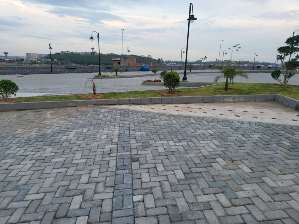 plaza con adoquines